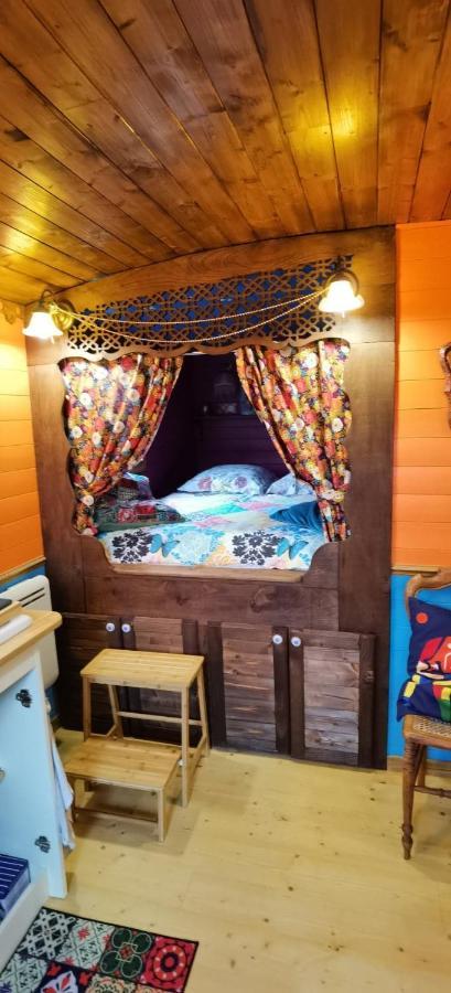 Roulotte Tipergwendiou Hotel Плугонвелен Екстериор снимка